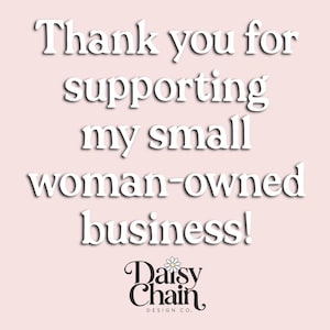 Puede incluir: Un gr&aacute;fico cuadrado con fondo rosa claro que presenta el texto blanco Thank you for supporting my small woman-owned business! Debajo del texto hay un logotipo negro con las palabras Daisy Chain Design Co. y un peque&ntilde;o icono de margarita blanca.