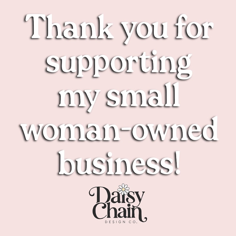 Puede incluir: Un gr&aacute;fico cuadrado con fondo rosa claro que presenta el texto blanco Thank you for supporting my small woman-owned business! Debajo del texto hay un logotipo negro con las palabras Daisy Chain Design Co. y un peque&ntilde;o icono de margarita blanca.