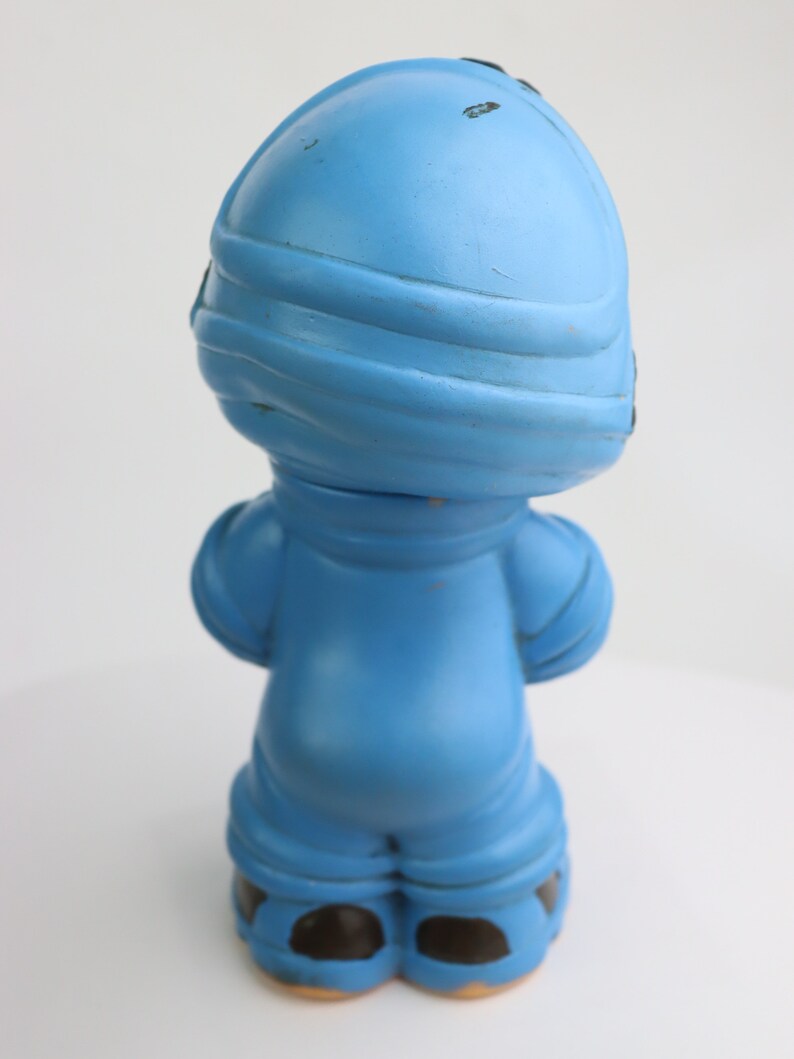 K&ouml;nnte beinhalten: Eine blaue Plastikfigur eines Menschen, der einen Helm und einen Overall tr&auml;gt. Die Figur steht mit den Armen an den Seiten.