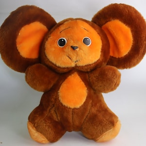grande cheburashka giocattolo vintage. Cheburashka di peluche sovietico. giocattolo russo. vecchio giocattolo di gomma con la faccia. chebur URSS. cheburashka. giocattolo per bambini