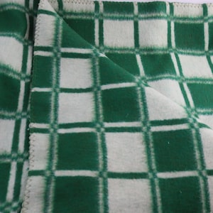 Puede incluir: Tela a cuadros verde y blanca con textura tejida. La tela está doblada por la mitad, mostrando el patrón en ambos lados.