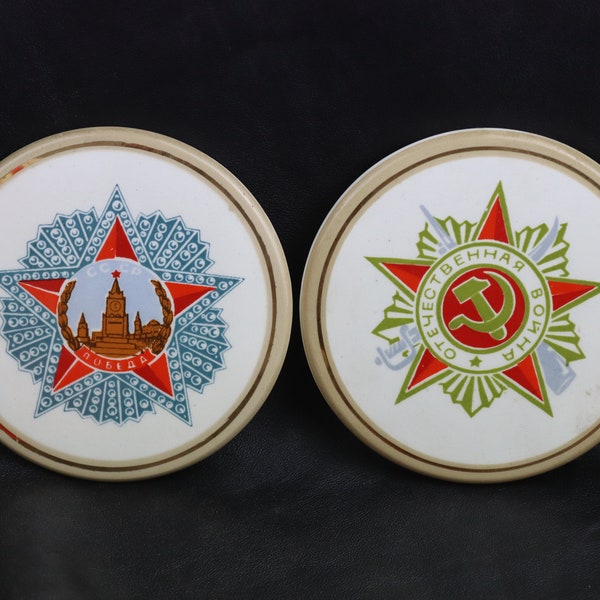 deux assiettes murales en porcelaine vintage souvenir en l’honneur de la victoire dans la Seconde Guerre mondiale, propagande soviétique, Lénine, assiette, russie communiste