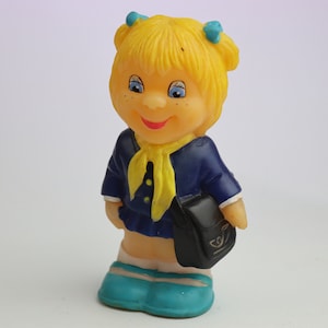 niña de cartero de juguete de goma vintage. chica cartero niño muy raro. viejo juguete de la urss. viejo juguete chirriador de ucrania. niña de juguete raro ukrpochta