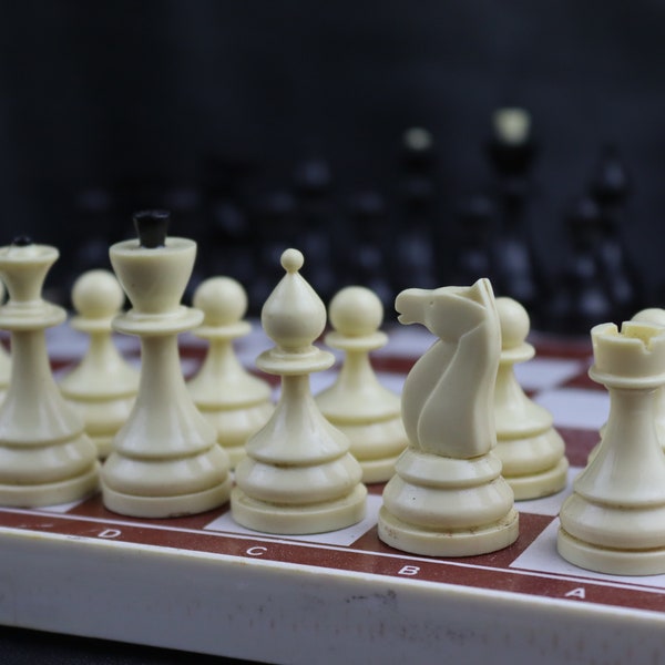 jeu d’échecs vintage, jeu d’échecs soviétique, échecs itinérants, échecs anciens, échecs antiques, échecs russe, idée cadeau, échecsman, échecs en plastique, échecs magnétiques