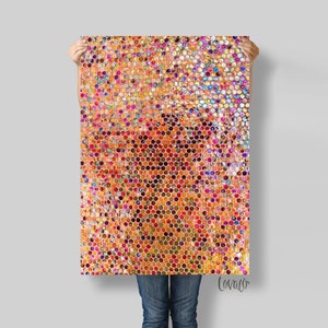 Op de afbeelding: Abstracte kunstprint met een mozaïek van kleurrijke cirkels in tinten oranje, rood, geel en roze. De cirkels zijn gerangschikt in een honingraatpatroon, waardoor een textuurrijk en dynamisch ontwerp ontstaat.