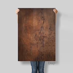 Könnte beinhalten: Nahaufnahme einer dunkelbraunen Holzmaserung. Das Holz hat ein rustikales, verwittertes Aussehen mit sichtbaren Knoten und Maserungen.