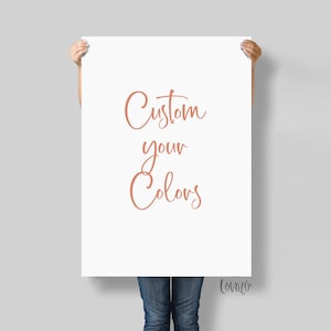 Könnte beinhalten: Ein weißes Poster mit dem Text "Custom your Colors" in einer kursiv geschriebenen Schrift in einem hellpfirsichfarbenen Ton. Das Poster wird von einer Person gehalten, die blaue Jeans trägt.