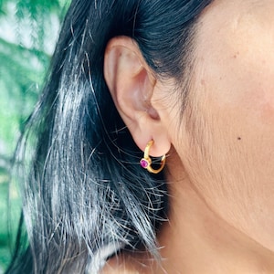 Pendientes de aro de rubí / Rubí cortado rosa / aros de plata / textura martillada / aro Vermeil de oro de 18k / aros de 16 mm / regalo de San Valentín / único