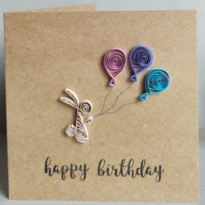 Carte de voeux unique faite à la main de lapin lunatique de joyeux anniversaire de joyeux anniversaire avec des ballons