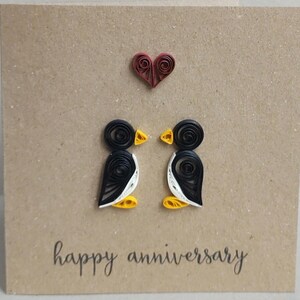 Tarjeta de aniversario de papel con pingüinos hecha a mano y con filigrana