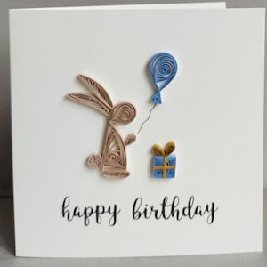 Carte d'anniversaire piquante faite main unique Lapin avec ballon et cadeau