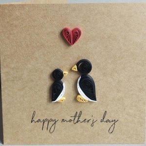 Tarjeta Kraft marrón para el Día de la Madre con diseño de pingüinos hechos a mano y hechos a mano