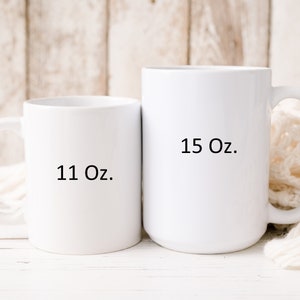 K&ouml;nnte beinhalten: Zwei wei&szlig;e Keramikbecher, einer ist 11 Unzen und der andere 15 Unzen.