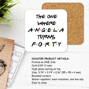 Op de afbeelding: Witte vierkante onderzetter met de tekst "THE ONE WHERE ANGELA TURNS FORTY" in zwart, met het woord "ANGELA" in kleurrijke letters. Ernaast een kurken onderzetter. De onderzetter is 95 x 95 mm groot.
