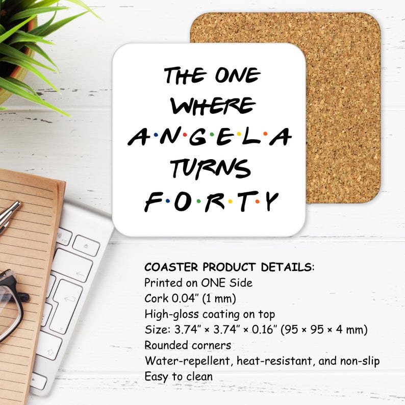 Op de afbeelding: Witte vierkante onderzetter met de tekst "THE ONE WHERE ANGELA TURNS FORTY" in zwart, met het woord "ANGELA" in kleurrijke letters. Ernaast een kurken onderzetter. De onderzetter is 95 x 95 mm groot.