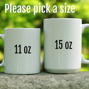 Peut inclure: Deux tasses en c&eacute;ramique blanche avec du texte noir. La plus petite tasse est de 11 oz et la plus grande tasse est de 15 oz.