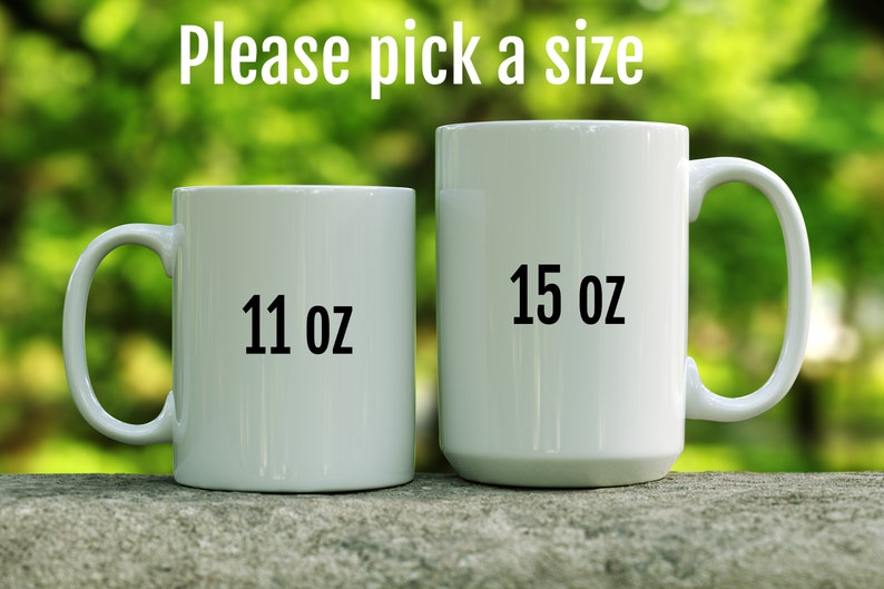 Peut inclure: Deux tasses en c&eacute;ramique blanche avec du texte noir. La plus petite tasse est de 11 oz et la plus grande tasse est de 15 oz.