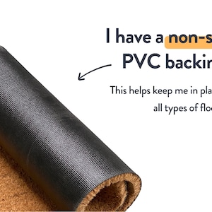 Puede incluir: Una estera de coco enrollada con un respaldo de PVC antideslizante negro. El texto "&iexcl;Tengo un respaldo de PVC antideslizante! Esto ayuda a mantenerme en su lugar en todo tipo de pisos." es visible en la imagen.