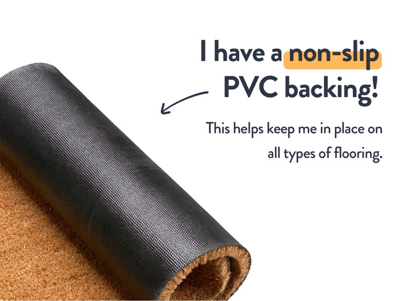 Puede incluir: Una estera de coco enrollada con un respaldo de PVC antideslizante negro. El texto "&iexcl;Tengo un respaldo de PVC antideslizante! Esto ayuda a mantenerme en su lugar en todo tipo de pisos." es visible en la imagen.