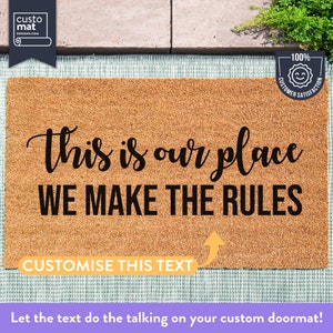 Puede incluir: Una alfombra de coco marr&oacute;n con el texto "This is our place WE MAKE THE RULES" en letras negras. El texto es personalizable.