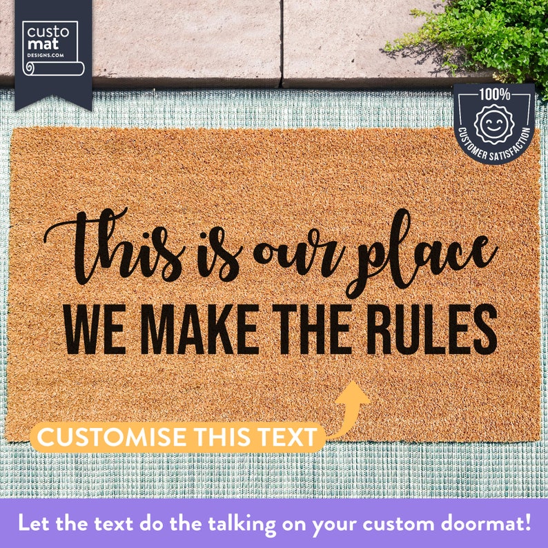 Puede incluir: Una alfombra de coco marr&oacute;n con el texto "This is our place WE MAKE THE RULES" en letras negras. El texto es personalizable.