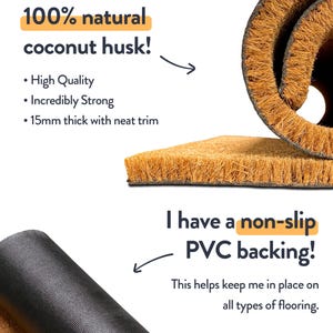 Puede incluir: Una felpudo enrollado hecho de fibra de coco natural, con un respaldo de PVC antideslizante. La alfombra tiene 15 mm de grosor y un borde limpio. El texto dice que es de alta calidad e incre&iacute;blemente resistente.
