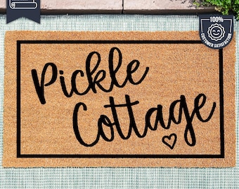 Felpudo personalizado con el nombre de la casa - Felpudo de bienvenida personalizado - Felpudo personalizado - Regalo de inauguración de casa - Pickle Cottage - Stacey - Abuelo