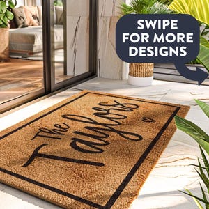 Puede incluir: Una alfombra rectangular hecha de fibra de coco natural, con las palabras "The Taylors" en elegante escritura negra. La alfombra tiene un borde negro y est&aacute; colocada sobre una superficie de piedra clara. Una burbuja dice "Swipe for more designs".
