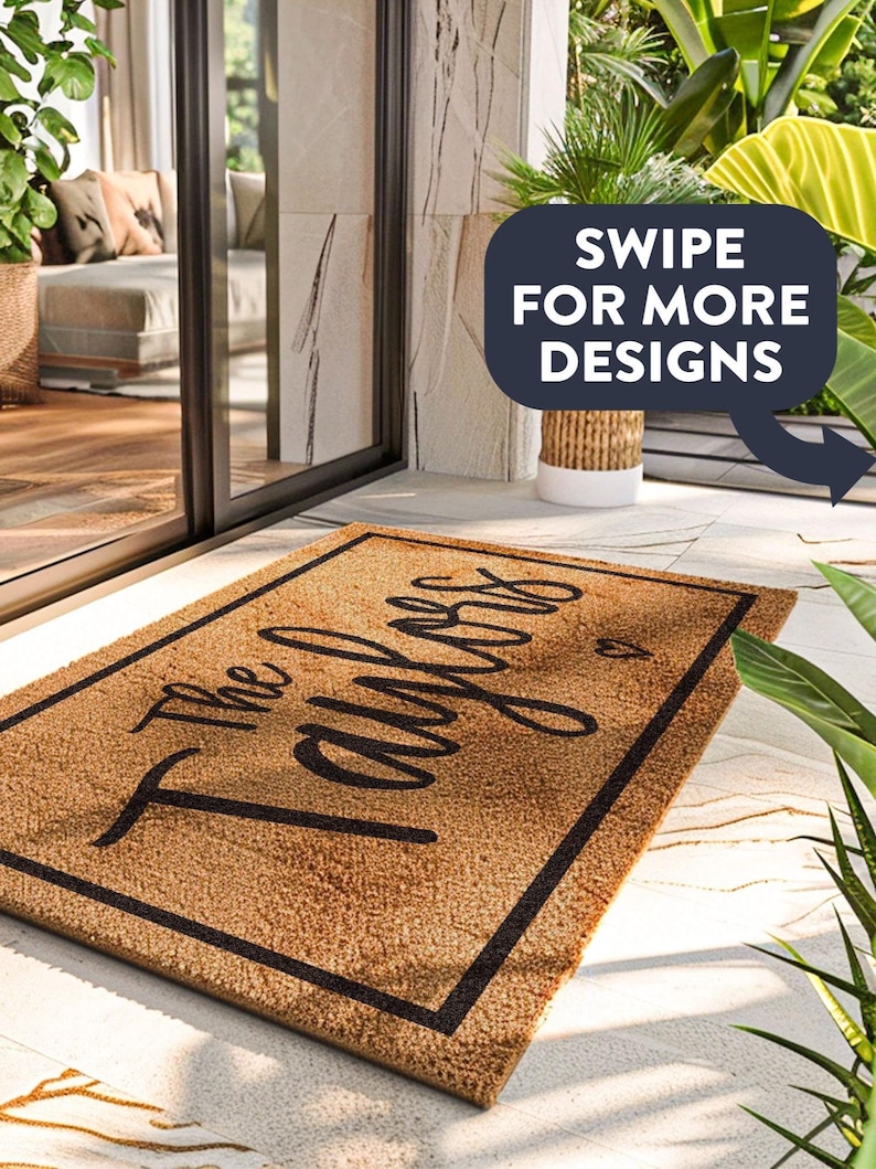 Puede incluir: Una alfombra rectangular hecha de fibra de coco natural, con las palabras "The Taylors" en elegante escritura negra. La alfombra tiene un borde negro y est&aacute; colocada sobre una superficie de piedra clara. Una burbuja dice "Swipe for more designs".