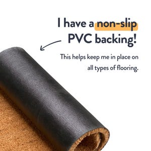 K&ouml;nnte beinhalten: Eine aufgerollte Fu&szlig;matte mit einer braunen Kokosfaseroberfl&auml;che und einer schwarzen PVC-R&uuml;ckseite. Der Text auf dem Bild lautet: "Ich habe eine rutschfeste PVC-R&uuml;ckseite!" und "Dies hilft mir, auf allen Bodenbel&auml;gen an Ort und Stelle zu bleiben."
