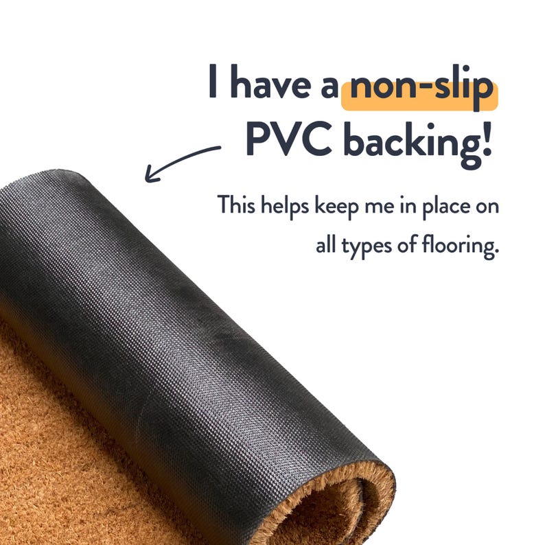 K&ouml;nnte beinhalten: Eine aufgerollte Fu&szlig;matte mit einer braunen Kokosfaseroberfl&auml;che und einer schwarzen PVC-R&uuml;ckseite. Der Text auf dem Bild lautet: "Ich habe eine rutschfeste PVC-R&uuml;ckseite!" und "Dies hilft mir, auf allen Bodenbel&auml;gen an Ort und Stelle zu bleiben."