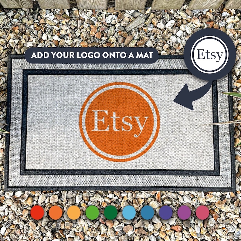 Puede incluir: Una alfombra de bienvenida blanca con un borde negro y el texto "ADD YOUR LOGO ONTO A MAT" en negro. La alfombra tiene un c&iacute;rculo naranja con un contorno blanco y la palabra "Etsy" en texto blanco dentro del c&iacute;rculo.