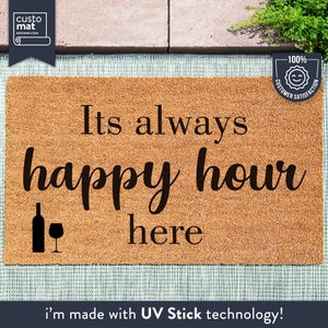 Es ist immer Happy Hour Here Fußmatte - Lustige Fußmatte - Willkommensmatte - Housewarming Geschenk - Lustiges Geschenk - Individueller Teppich - Willkommen Fußmatte
