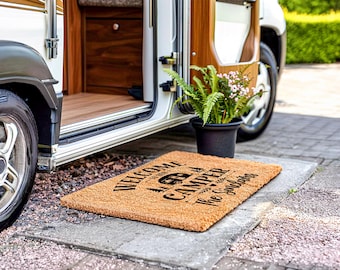 Felpudo Happy Campers con el nombre de la familia: regalo de viaje personalizado