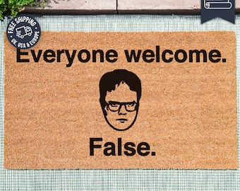 Jeder Willkommen False - Dwight Schrute Fußmatte - Individuelle Willkommensmatte - Die Büro-Zitate - Die Büro-Geschenke - Dwight Zitate