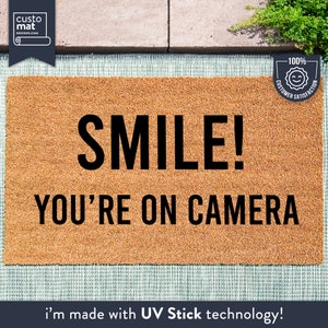 Lächeln! You&#39;re On Camera - Witz Willkommen Matte - Housewarming Decor Geschenk - Lustiger Spruch Teppich - Zitat Fußmatte