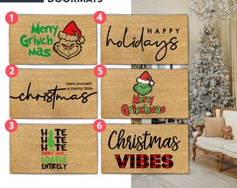 Può includere: Sei diversi design di tappetini da porta natalizi con una varietà di temi festivi, tra cui "Merry Grinchmas", "Christmas Vibes" e "Happy Holidays".