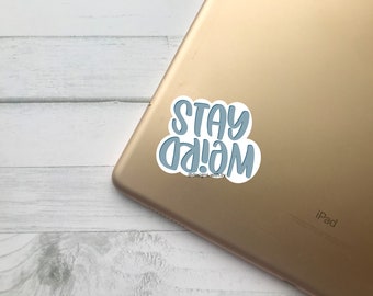 Pegatina Stay Weird, Pegatina motivacional, Pegatina de hidromatraz, Pegatina para computadora portátil, Relleno de medias para estudiantes universitarios