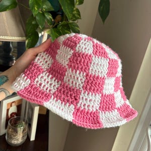 Crochet checkered bucket hat