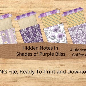 Op de afbeelding: Vier decoratieve koffiekopjesontwerpen in paarse tinten, elk met een uniek patroon. De ontwerpen omvatten bloemen-, damast- en gelijnde papiermotieven. De afbeelding bevat de tekst "Hidden Notes in Shades of Purple Bliss."