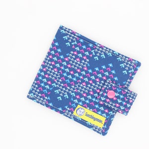 Die Brieftasche enthält Tampons, Feuchttücher, Einwegbeutel, Geschenke für Mädchen, Damenbinden, Rucksack und Geldbörsenzubehör