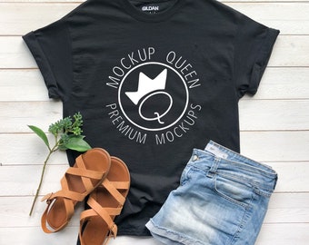 Puede incluir: Camiseta negra con un gráfico circular blanco que dice "Mockup Queen Premium Mockups" con una corona y una letra Q dentro del círculo.
