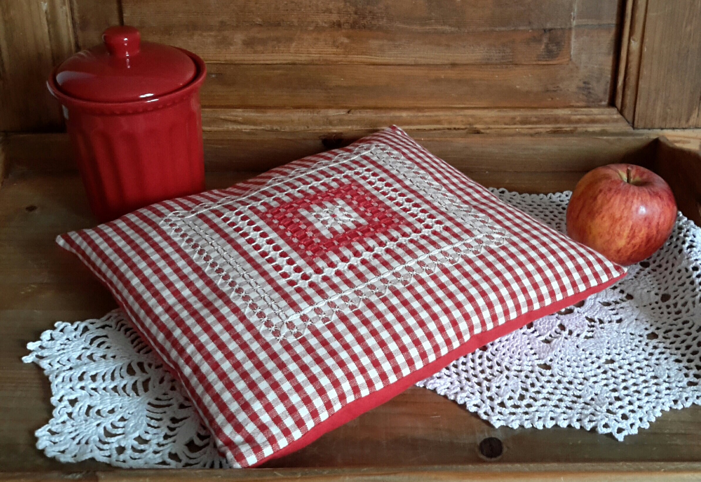 Petit Coussin Décoratif Broderie Suisse Rouge - Décoration Intérieure Déco Montagne -