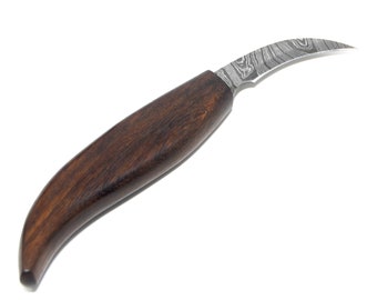 ShowJade Petit couteau de sculpture sur bois avec crochet en J en acier damas 1095/15n20 et manche en noyer