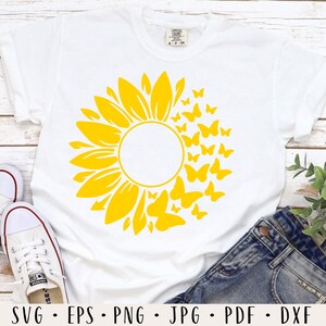 Peut inclure: T-shirt blanc avec un motif de tournesol jaune et un cercle au centre. Des papillons entourent le tournesol. Le texte "SVG - EPS - PNG - JPG - PDF - DXF" est en bas de l'image.