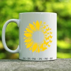 Peut inclure: Une tasse en c&eacute;ramique blanche avec un motif de tournesol jaune et des papillons entourant le centre. Le texte "SVG - EPS - PNG - JPG - PDF - DXF" est imprim&eacute; au bas de la tasse.