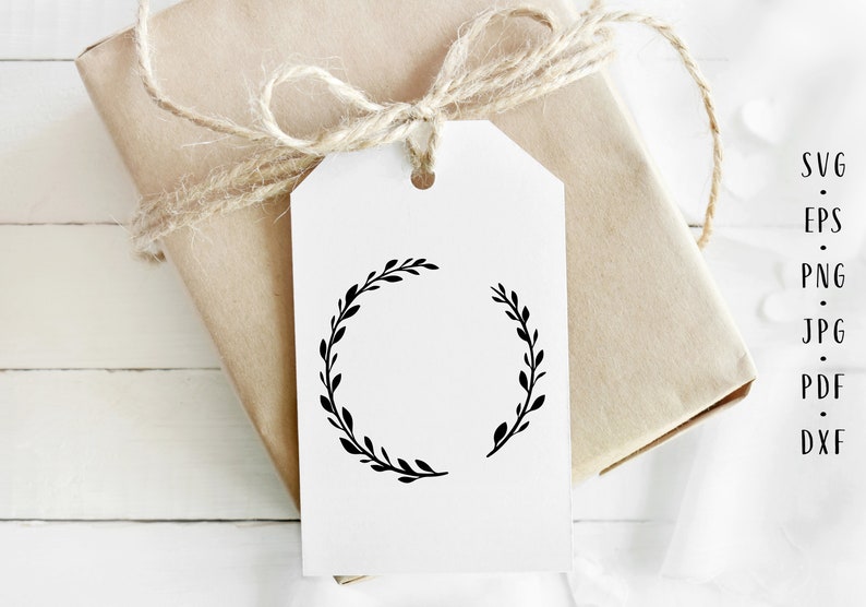 Puede incluir: Una etiqueta de regalo blanca con un dise&ntilde;o de corona negra. La etiqueta est&aacute; atada a un paquete marr&oacute;n con cuerda.