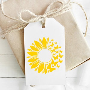 Peut inclure: Un fichier de d&eacute;coupe num&eacute;rique repr&eacute;sentant un tournesol jaune avec un cercle au centre et des papillons qui l'entourent. Le motif est parfait pour des projets d'artisanat comme des autocollants en vinyle, des designs de t-shirts et plus encore.