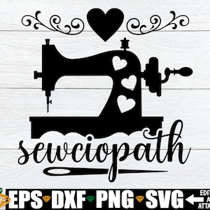 Puede incluir: Silueta en blanco y negro de una máquina de coser con corazones y el texto "sewciopath" debajo. También se incluye una aguja e hilo en el diseño.