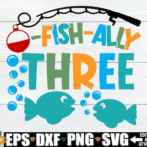 Puede incluir: Diseño gráfico con caña de pescar, flotador y las palabras "FISH-ALLY THREE" en varios colores. También se incluyen dos peces turquesa y burbujas. El diseño está sobre un fondo blanco con vetas de madera.